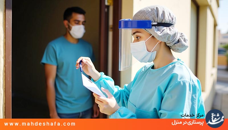 تکنسین با لباس استریل در حال نمونه‌گیری در منزل بیمار