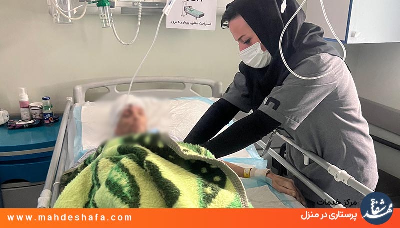 پرستار-خصوصی-مهدشفا-در-حال-مراقبت-از-بیمار-بعد-از-جراحی-در-بیمارستان-شهدای-تجریش