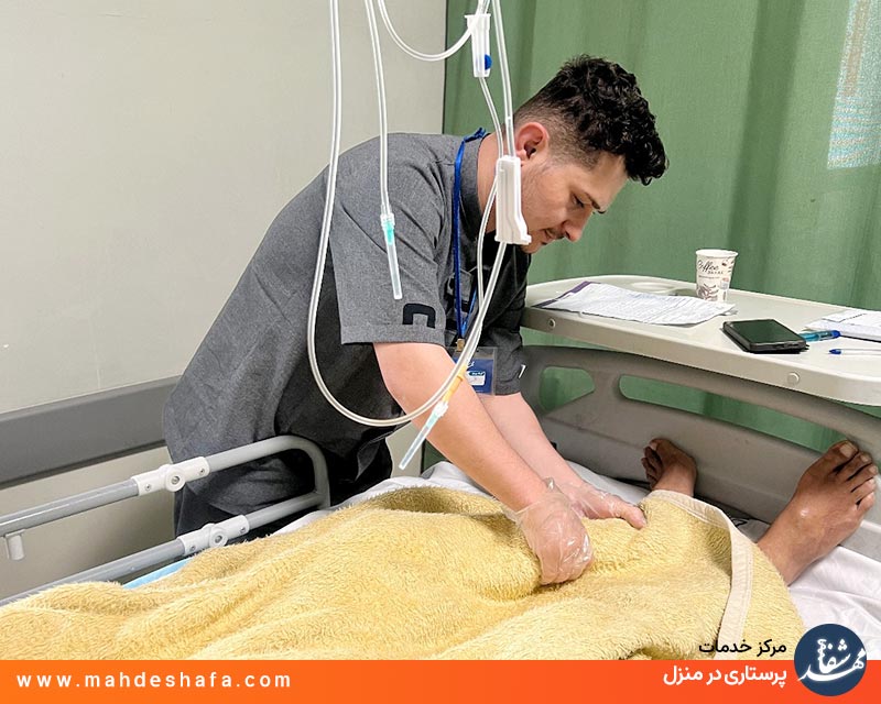 پرستار-مهدشفا-در-حال-آماده‌سازی-و-کنترل-داروهای-تخصصی-بیمار-بستری